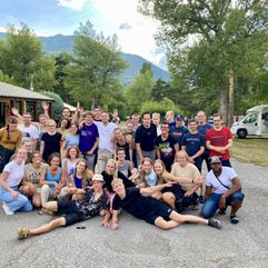 Groepsfoto op de camping